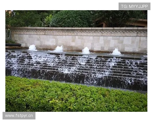 瑞安·洛赫特家里泳池比我家客厅还大，训练完直接开香槟？